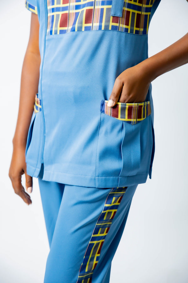 blouse médicale caribéenne bleue pour femme avec empiècements en madras roue brique, jaune moutarde et bleu -uniforme pofessionnel élégant et moderne twopikal wear 