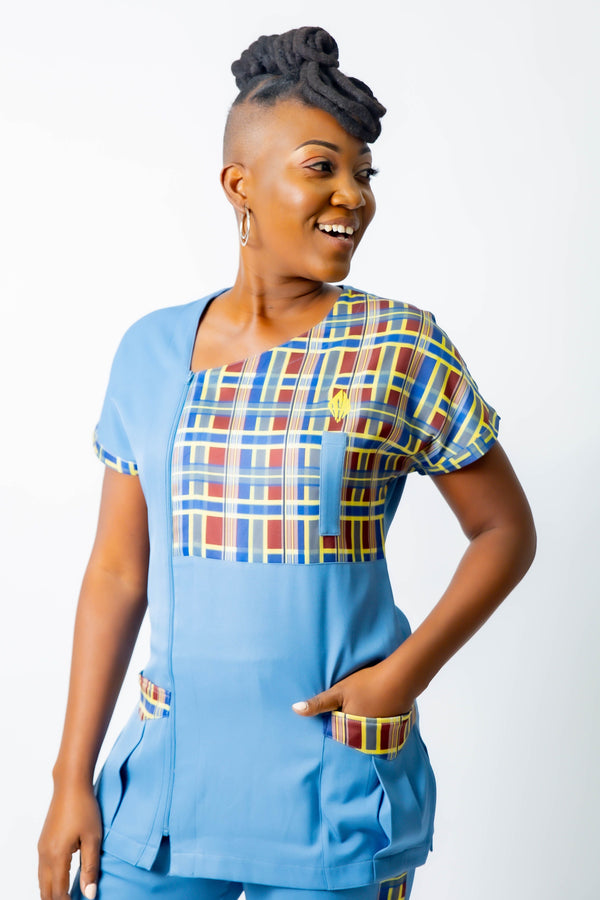 blouse médicale caribéenne bleue pour femme avec empiècements en madras roue brique, jaune moutarde et bleu -uniforme pofessionnel élégant et moderne twopikal wear