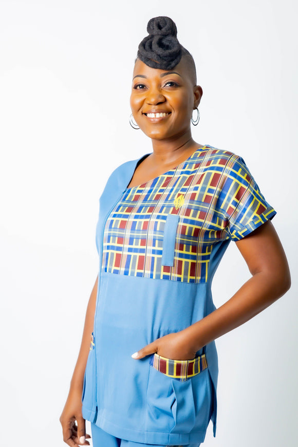 blouse médicale caribéenne bleue pour femme avec empiècements en madras roue brique, jaune moutarde et bleu -uniforme pofessionnel élégant et moderne twopikal wear 