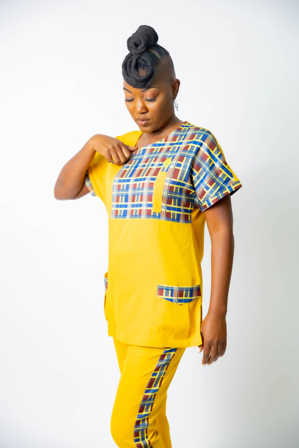 blouse médicale caribéenne jaune pour femme avec empiècements en madras roue brique, jaune moutarde et bleu -uniforme pofessionnel élégant et moderne twopikal wear avec fermeture détachable.