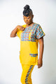 blouse médicale caribéenne jaune pour femme avec empiècements en madras roue brique, jaune moutarde et bleu -uniforme pofessionnel élégant et moderne twopikal wear avec fermeture détachable.