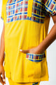 blouse médicale caribéenne bleue pour femme avec empiècements en madras roue brique, jaune moutarde et bleu -uniforme pofessionnel élégant et moderne twopikal wear avec poche à plis.