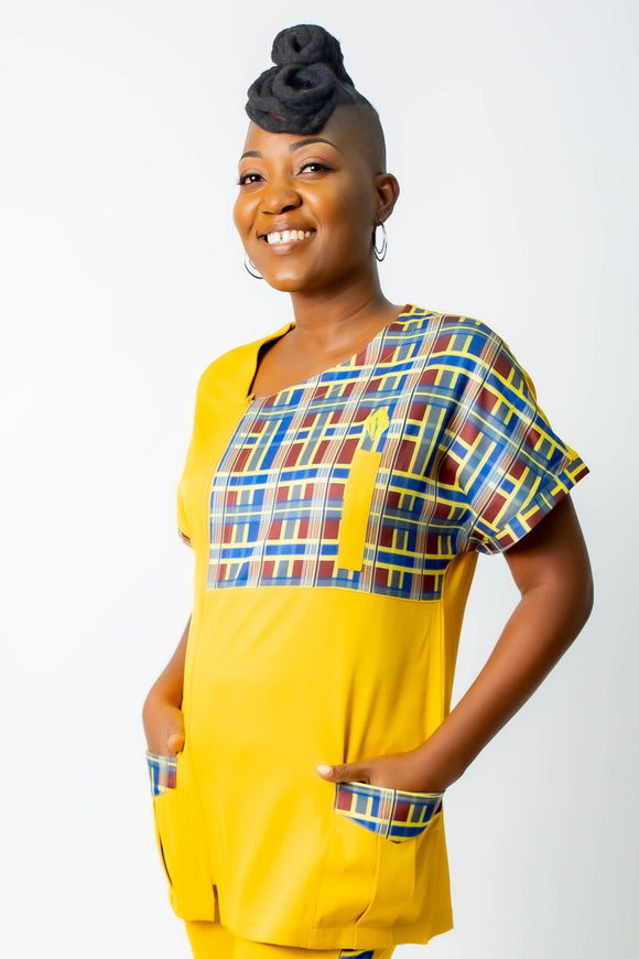 blouse médicale caribéenne jaune moutarde pour femme avec empiècements en madras roue brique, jaune moutarde et bleu -uniforme professionnel élégant et moderne twopikal wear