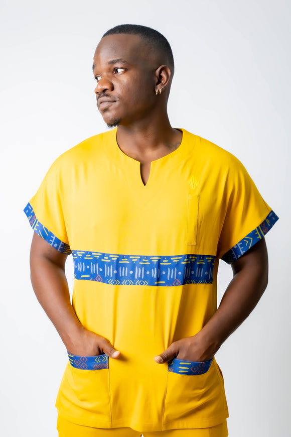 tunique médical homme jaune avec détails ethniques bleus, tenue professionnelle élégante twopikal wear , uniforme coloré caribéen infirmier ou aide soignante.