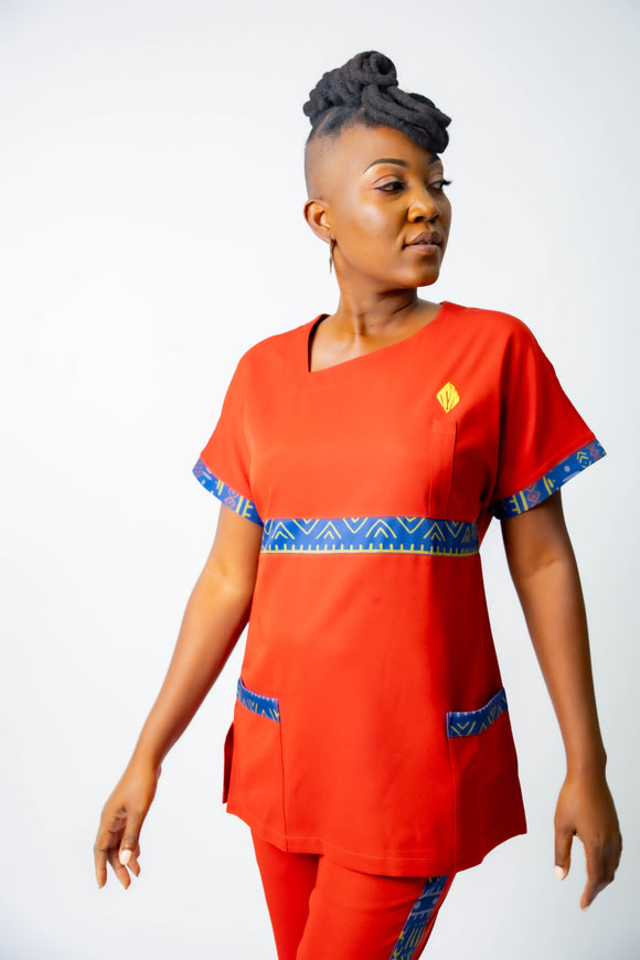 tunique médical femme rouge avec détails ethniques bleus, tenue professionnelle élégante twopikal wear , uniforme coloré caribéen infirmière ou aide soignante.