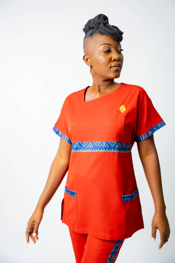 tunique médical femme rouge avec détails ethniques bleus, tenue professionnelle élégante twopikal wear , uniforme coloré caribéen infirmière ou aide soignante.